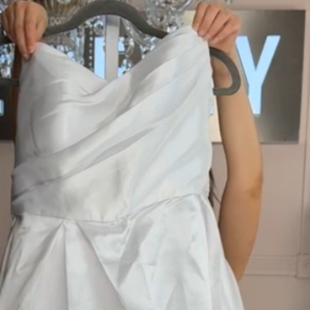 Elegant White Wedding Dress with Sweetheart Neckline